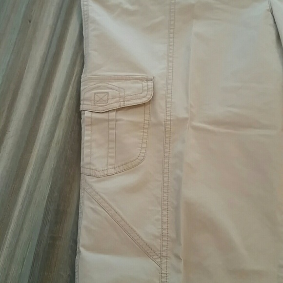 Khaki Capri pants - Picture 2 of 5